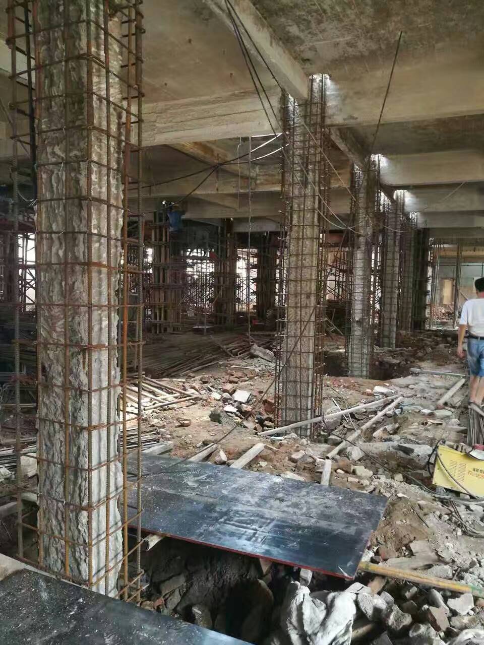柱四面钢筋加大加固-惠州鹏政建筑工程有限公司